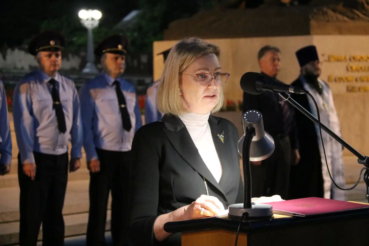 В Брянске полицейские провели акцию «Свеча памяти», приуроченную ко Дню памяти и скорби В Брянске полицейские провели акцию «Свеча памяти», приуроченную ко Дню памяти и скорби