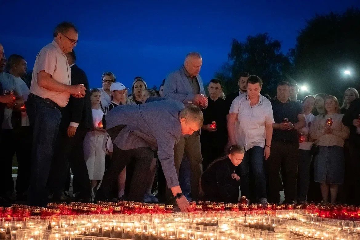 В Брянске у Кургана Бессмерия «Единая Россия» создала «Огненную картину» В Брянске у Кургана Бессмерия «Единая Россия» создала «Огненную картину»