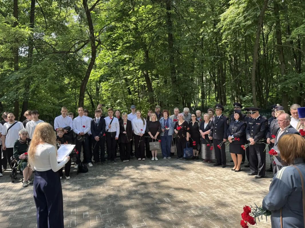 В День памяти и скорби брянские транспортные полицейские почтили подвиг героев у братских могил В День памяти и скорби брянские транспортные полицейские почтили подвиг героев у братских могил