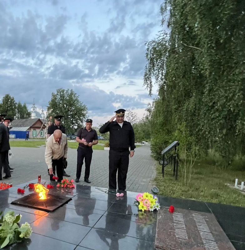Сегодня, 22 июня, у мемориала «Скорбящая мать» в 4:00 состоялась Всероссийская акция «Свеча памяти», приуроченная ко Дню памяти и скорби Сегодня, 22 июня, у мемориала «Скорбящая мать» в 4:00 состоялась Всероссийская акция «Свеча памяти», приуроченная ко Дню памяти и скорби