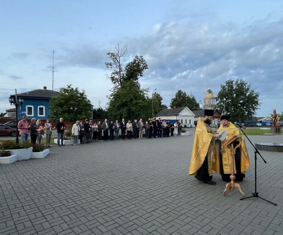Сегодня, 22 июня, у мемориала «Скорбящая мать» в 4:00 состоялась Всероссийская акция «Свеча памяти», приуроченная ко Дню памяти и скорби Сегодня, 22 июня, у мемориала «Скорбящая мать» в 4:00 состоялась Всероссийская акция «Свеча памяти», приуроченная ко Дню памяти и скорби