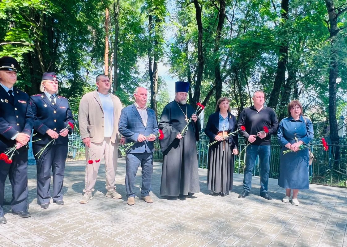 В День памяти и скорби брянские транспортные полицейские почтили подвиг героев у братских могил В День памяти и скорби брянские транспортные полицейские почтили подвиг героев у братских могил