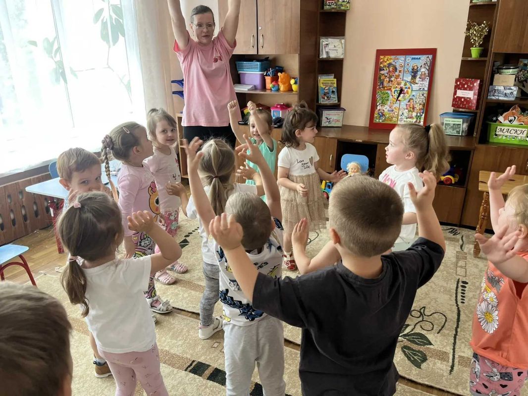 В МБДОУ детском саду № 17 «Светлячок» (воспитатель: Голелова М.Н.) для воспитанников второй младшей группы прошло увлекательное мероприятие — играпутешествие «Страна Здоровья» В МБДОУ детском саду № 17 «Светлячок» (воспитатель: Голелова М.Н.) для воспитанников второй младшей группы прошло увлекательное мероприятие — играпутешествие «Страна Здоровья»