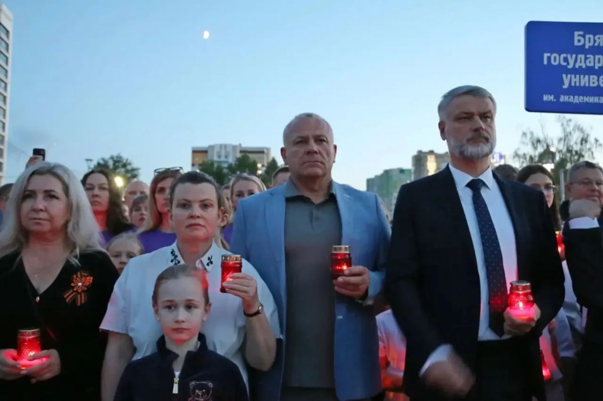 В Брянске у Кургана Бессмерия «Единая Россия» создала «Огненную картину» В Брянске у Кургана Бессмерия «Единая Россия» создала «Огненную картину»