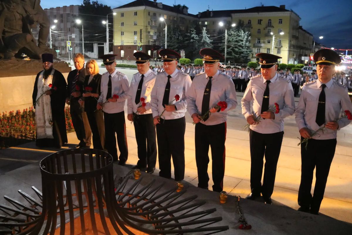 В Брянске полицейские провели акцию «Свеча памяти», приуроченную ко Дню памяти и скорби В Брянске полицейские провели акцию «Свеча памяти», приуроченную ко Дню памяти и скорби