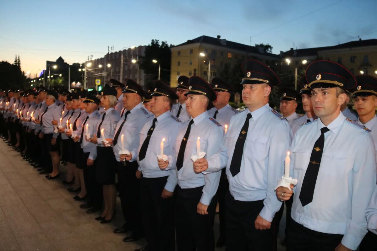 В Брянске полицейские провели акцию «Свеча памяти», приуроченную ко Дню памяти и скорби В Брянске полицейские провели акцию «Свеча памяти», приуроченную ко Дню памяти и скорби