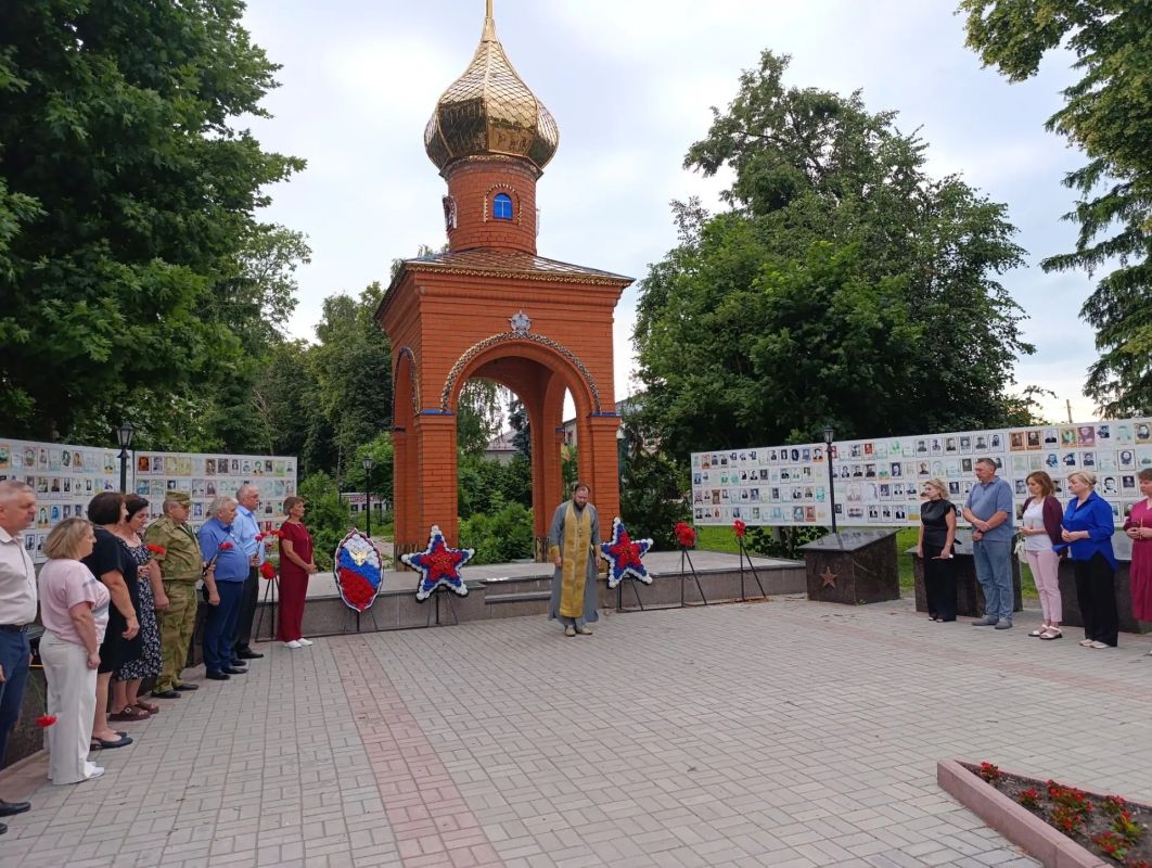 «День памяти и скорби…» – этот день напоминает нам обо всех погибших в боях, замученных фашистской неволей, умерших в тылу от голода и лишений «День памяти и скорби…» – этот день напоминает нам обо всех погибших в боях, замученных фашистской неволей, умерших в тылу от голода и лишений
