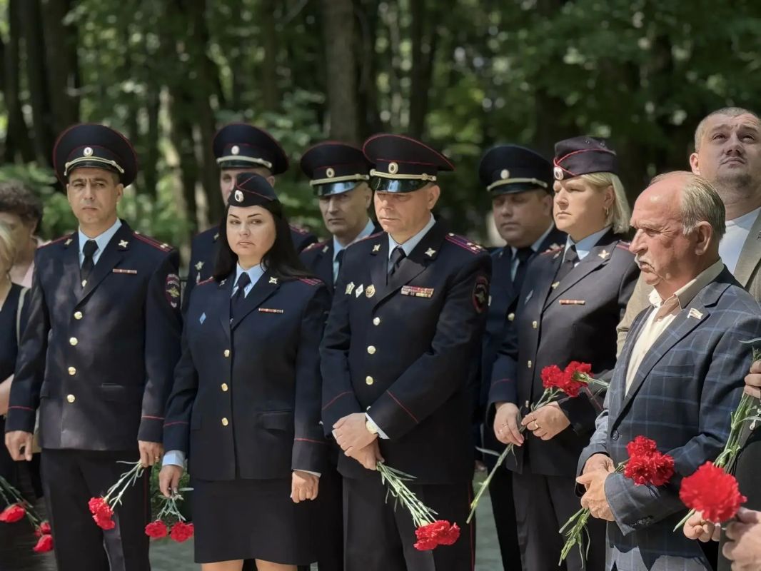 В День памяти и скорби брянские транспортные полицейские почтили подвиг героев у братских могил В День памяти и скорби брянские транспортные полицейские почтили подвиг героев у братских могил