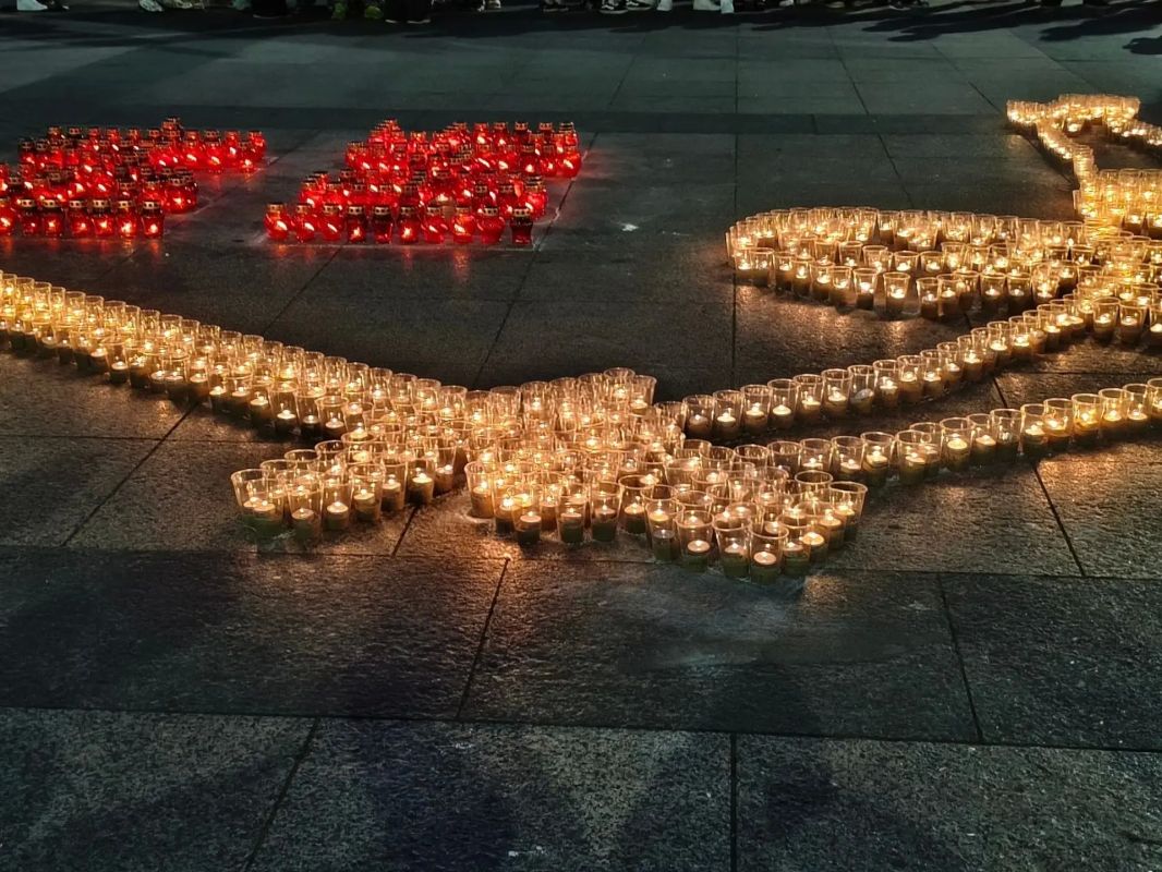 Скульптуру «Родина-мать зовёт!» и надпись «Брянск помнит!» из свечей зажгли на Кургане Бессмертия Скульптуру «Родина-мать зовёт!» и надпись «Брянск помнит!» из свечей зажгли на Кургане Бессмертия