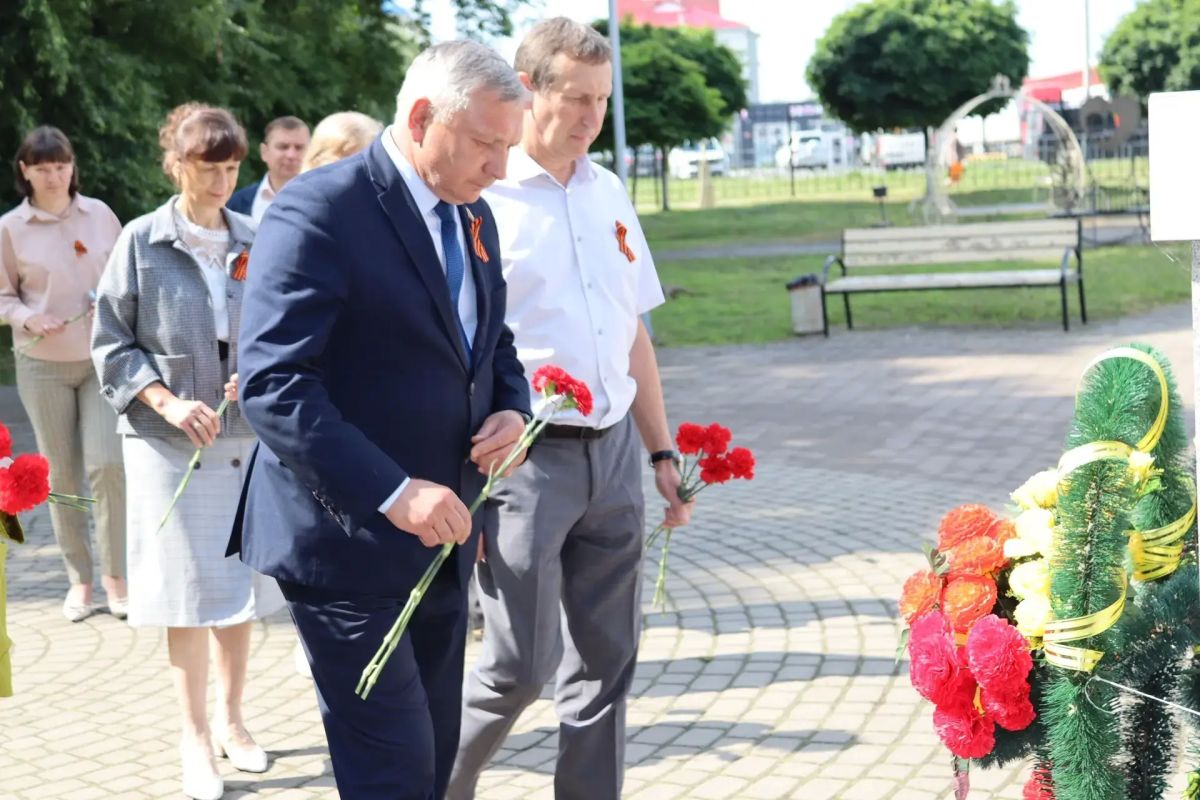День памяти и скорби: в Брянском районе почтили память павших в Великой Отечественной войне День памяти и скорби: в Брянском районе почтили память павших в Великой Отечественной войне