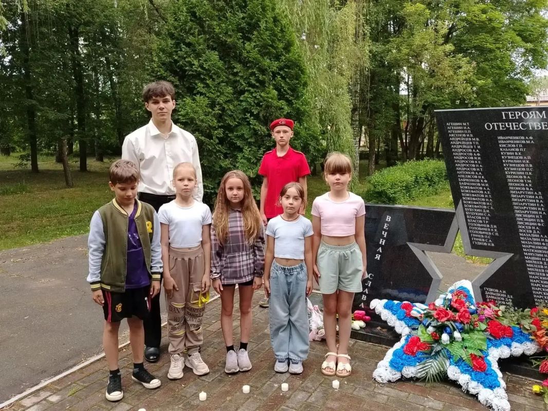 ПОМНИМ О ВАЖНОМ • День памяти и скорби в пришкольном лагере «Солнышко» ПОМНИМ О ВАЖНОМ • День памяти и скорби в пришкольном лагере «Солнышко»