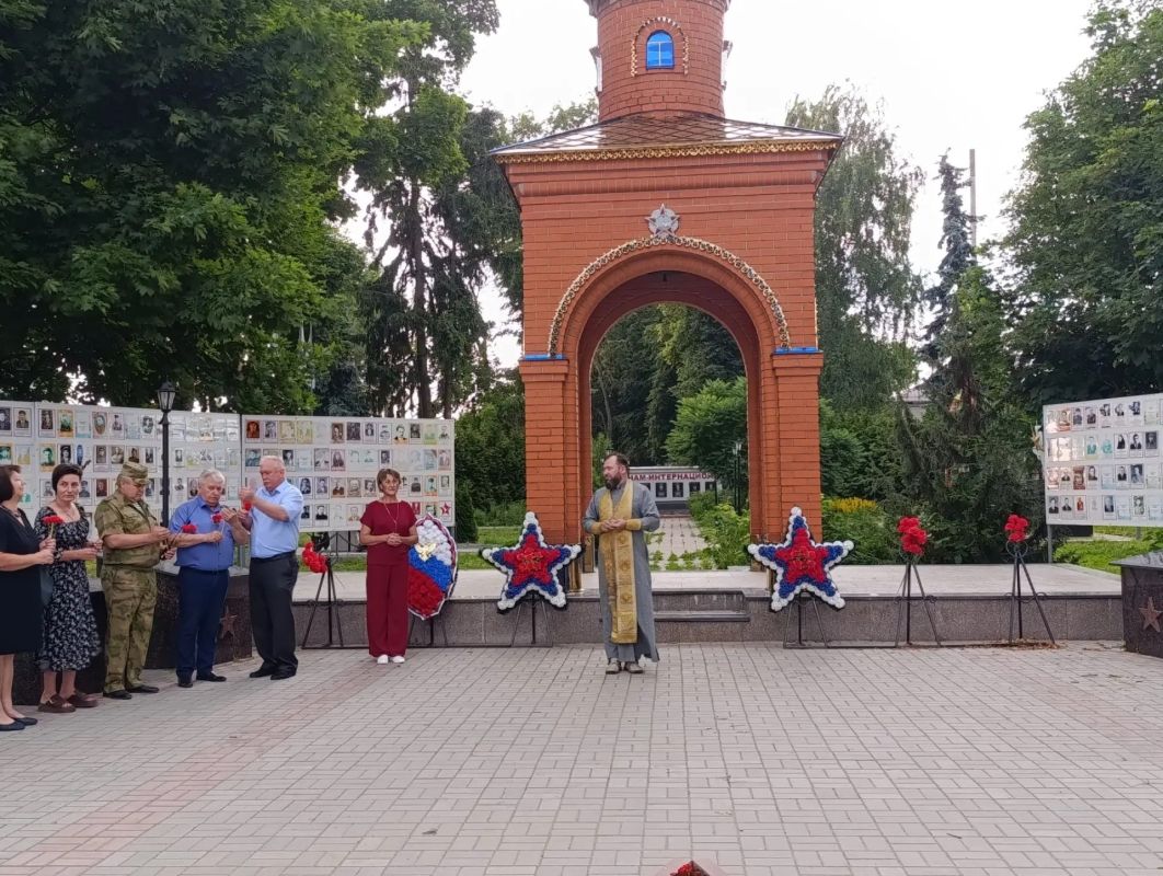 «День памяти и скорби…» – этот день напоминает нам обо всех погибших в боях, замученных фашистской неволей, умерших в тылу от голода и лишений «День памяти и скорби…» – этот день напоминает нам обо всех погибших в боях, замученных фашистской неволей, умерших в тылу от голода и лишений