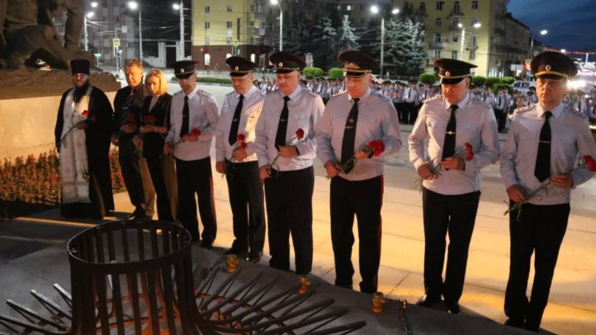 В Брянске правоохранители зажгли "Свечи памяти" в честь 85-летия начала войны