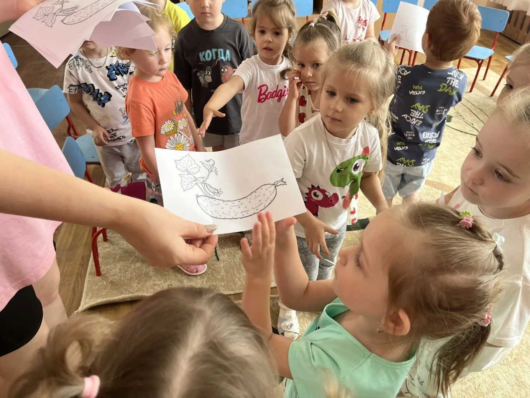 В МБДОУ детском саду № 17 «Светлячок» (воспитатель: Голелова М.Н.) для воспитанников второй младшей группы прошло увлекательное мероприятие — играпутешествие «Страна Здоровья» В МБДОУ детском саду № 17 «Светлячок» (воспитатель: Голелова М.Н.) для воспитанников второй младшей группы прошло увлекательное мероприятие — играпутешествие «Страна Здоровья»