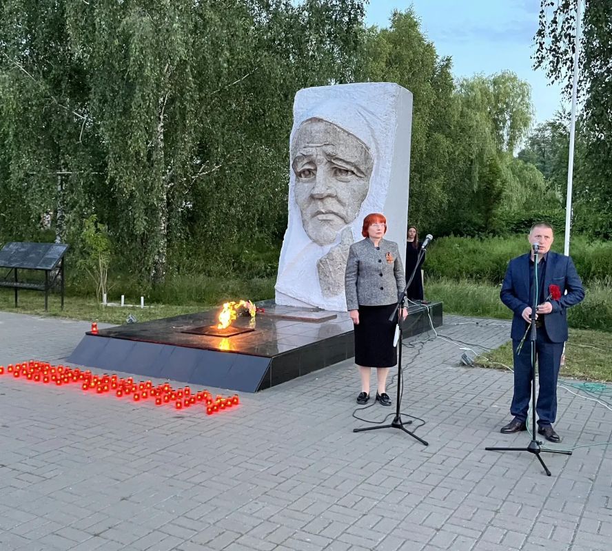 Сегодня, 22 июня, у мемориала «Скорбящая мать» в 4:00 состоялась Всероссийская акция «Свеча памяти», приуроченная ко Дню памяти и скорби Сегодня, 22 июня, у мемориала «Скорбящая мать» в 4:00 состоялась Всероссийская акция «Свеча памяти», приуроченная ко Дню памяти и скорби