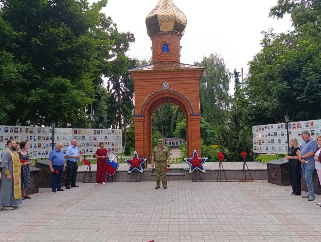 «День памяти и скорби…» – этот день напоминает нам обо всех погибших в боях, замученных фашистской неволей, умерших в тылу от голода и лишений «День памяти и скорби…» – этот день напоминает нам обо всех погибших в боях, замученных фашистской неволей, умерших в тылу от голода и лишений