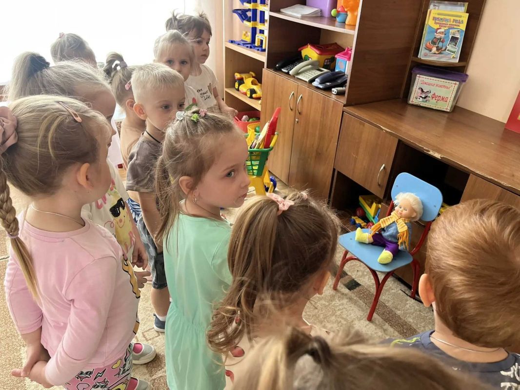 В МБДОУ детском саду № 17 «Светлячок» (воспитатель: Голелова М.Н.) для воспитанников второй младшей группы прошло увлекательное мероприятие — играпутешествие «Страна Здоровья» В МБДОУ детском саду № 17 «Светлячок» (воспитатель: Голелова М.Н.) для воспитанников второй младшей группы прошло увлекательное мероприятие — играпутешествие «Страна Здоровья»
