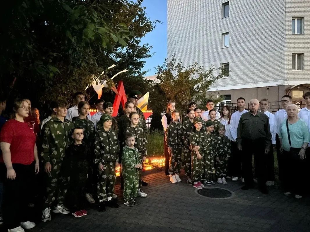 В преддверии 85й годовщины начала Великой Отечественной войны школьный двор МБОУСОШ3 г. Клинцы окутала особая атмосфера — атмосфера памяти, благодарности и глубокой скорби В преддверии 85й годовщины начала Великой Отечественной войны школьный двор МБОУСОШ3 г. Клинцы окутала особая атмосфера — атмосфера памяти, благодарности и глубокой скорби