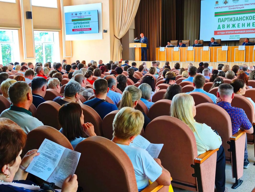 В эти минуты в Зале Заседаний Правительства Брянской области проходит пленарное заседание V Международной научно-практической конференции «Партизанское движение в годы Второй мировой войны» В эти минуты в Зале Заседаний Правительства Брянской области проходит пленарное заседание V Международной научно-практической конференции «Партизанское движение в годы Второй мировой войны»