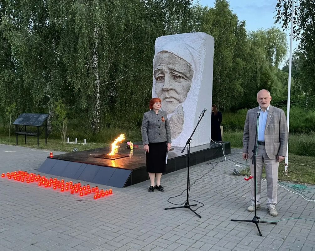 Сегодня, 22 июня, у мемориала «Скорбящая мать» в 4:00 состоялась Всероссийская акция «Свеча памяти», приуроченная ко Дню памяти и скорби Сегодня, 22 июня, у мемориала «Скорбящая мать» в 4:00 состоялась Всероссийская акция «Свеча памяти», приуроченная ко Дню памяти и скорби