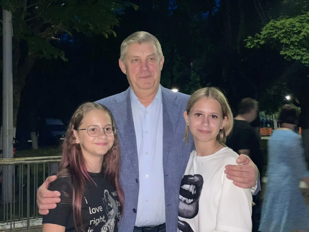 В Брянске у Кургана Бессмерия «Единая Россия» создала «Огненную картину» В Брянске у Кургана Бессмерия «Единая Россия» создала «Огненную картину»