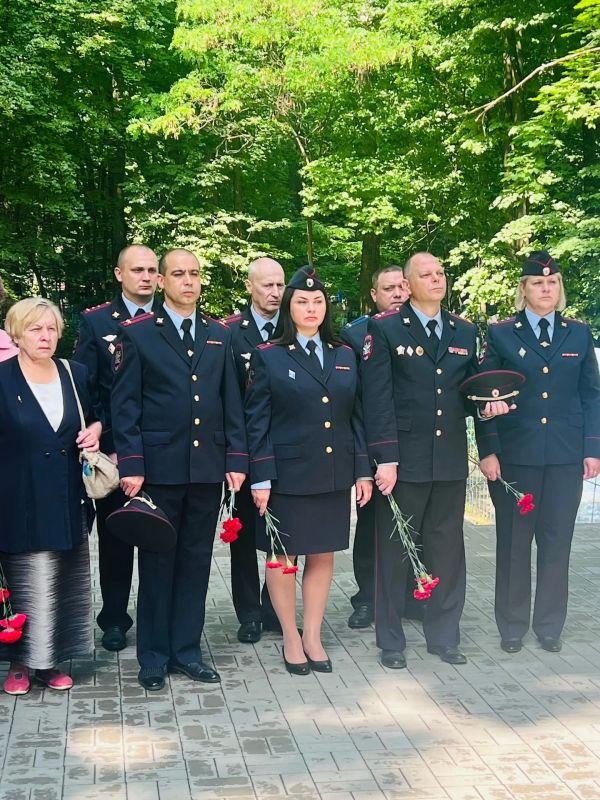 В День памяти и скорби брянские транспортные полицейские почтили подвиг героев у братских могил В День памяти и скорби брянские транспортные полицейские почтили подвиг героев у братских могил