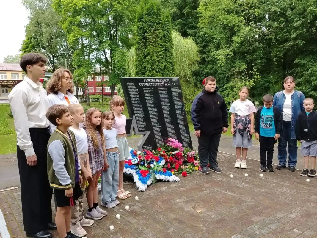 ПОМНИМ О ВАЖНОМ • День памяти и скорби в пришкольном лагере «Солнышко» ПОМНИМ О ВАЖНОМ • День памяти и скорби в пришкольном лагере «Солнышко»