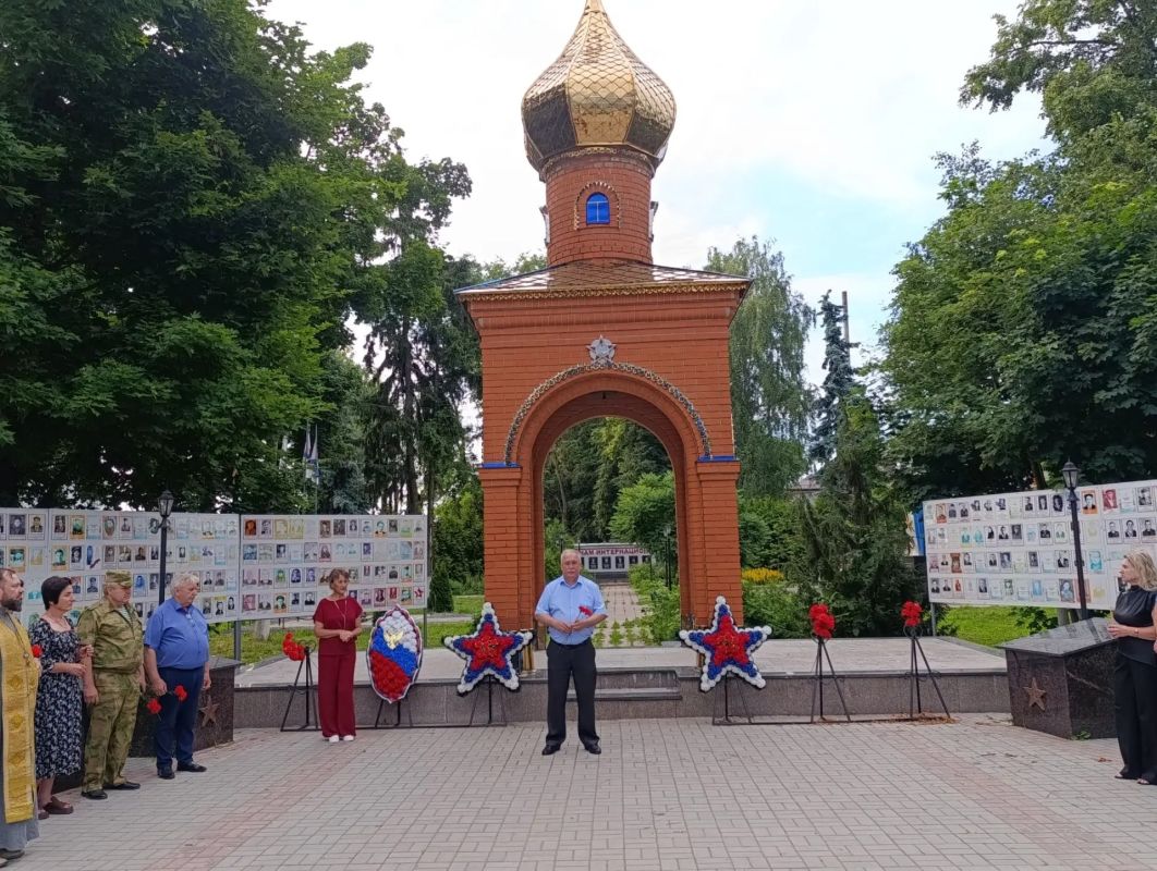 «День памяти и скорби…» – этот день напоминает нам обо всех погибших в боях, замученных фашистской неволей, умерших в тылу от голода и лишений «День памяти и скорби…» – этот день напоминает нам обо всех погибших в боях, замученных фашистской неволей, умерших в тылу от голода и лишений