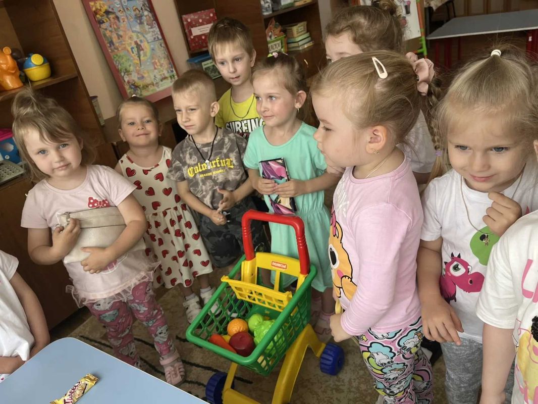 В МБДОУ детском саду № 17 «Светлячок» (воспитатель: Голелова М.Н.) для воспитанников второй младшей группы прошло увлекательное мероприятие — играпутешествие «Страна Здоровья» В МБДОУ детском саду № 17 «Светлячок» (воспитатель: Голелова М.Н.) для воспитанников второй младшей группы прошло увлекательное мероприятие — играпутешествие «Страна Здоровья»