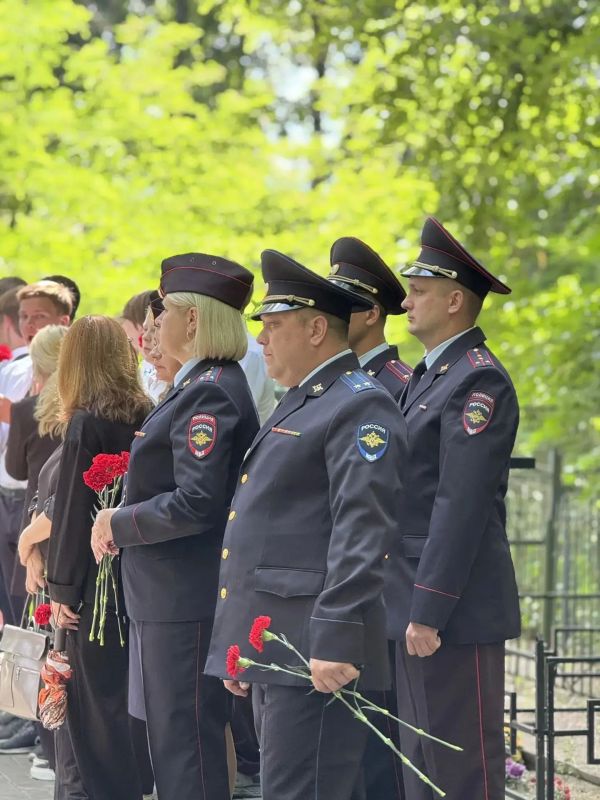 В День памяти и скорби брянские транспортные полицейские почтили подвиг героев у братских могил В День памяти и скорби брянские транспортные полицейские почтили подвиг героев у братских могил