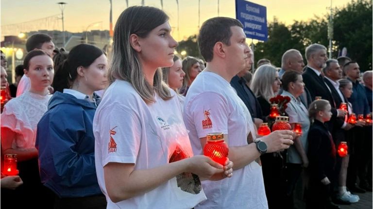 Скульптуру «Родина-мать зовёт!» и надпись «Брянск помнит!» из свечей зажгли на Кургане Бессмертия Скульптуру «Родина-мать зовёт!» и надпись «Брянск помнит!» из свечей зажгли на Кургане Бессмертия