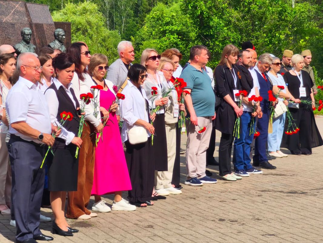 Программа первого дня V Международной научно-практической конференции «Партизанское движение в годы Второй мировой войны» продолжилась в мемориальном комплексе «Партизанская поляна» – в знаковом для всех брянцев месте... Программа первого дня V Международной научно-практической конференции «Партизанское движение в годы Второй мировой войны» продолжилась в мемориальном комплексе «Партизанская поляна» – в знаковом для всех брянцев месте...