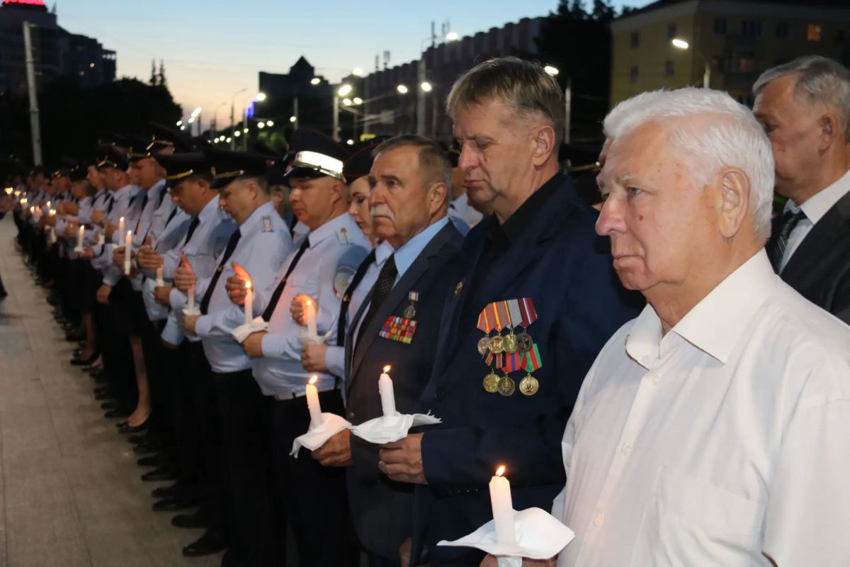 В Брянске полицейские провели акцию «Свеча памяти», приуроченную ко Дню памяти и скорби В Брянске полицейские провели акцию «Свеча памяти», приуроченную ко Дню памяти и скорби