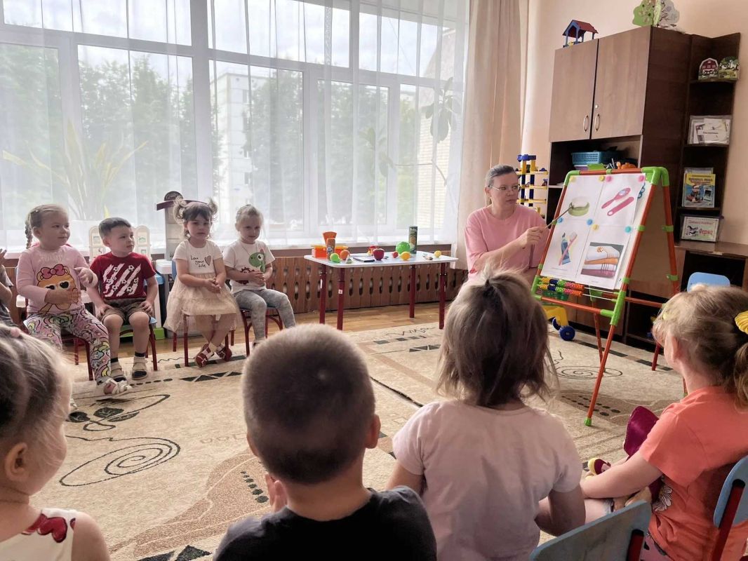 В МБДОУ детском саду № 17 «Светлячок» (воспитатель: Голелова М.Н.) для воспитанников второй младшей группы прошло увлекательное мероприятие — играпутешествие «Страна Здоровья» В МБДОУ детском саду № 17 «Светлячок» (воспитатель: Голелова М.Н.) для воспитанников второй младшей группы прошло увлекательное мероприятие — играпутешествие «Страна Здоровья»