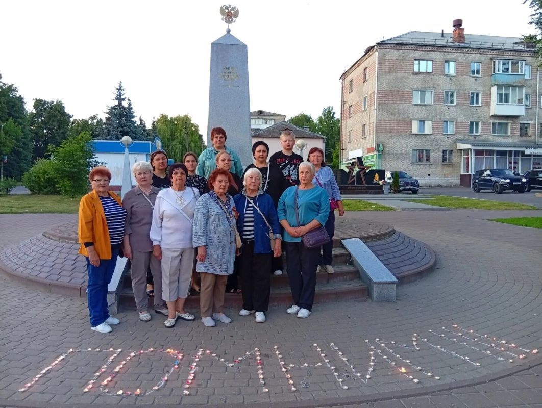 Накануне Дня памяти и скорби, 85-й годовщины начала Великой Отечественной войны на площади Ленина посёлка Навля состоялась Всероссийская акция «Свеча памяти»