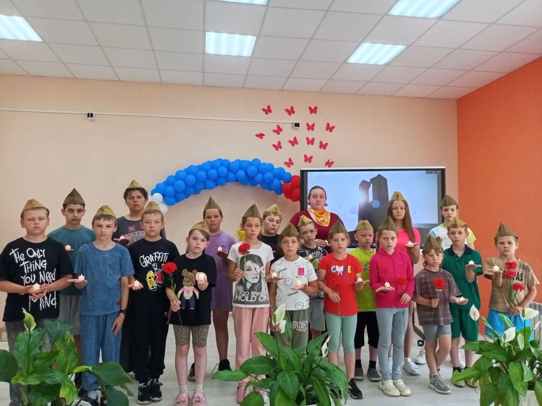 Сегодня, 22 июня, в День памяти и скорби, в школьном лагере «Дружба» МБОУАрдонской СОШ прошли мероприятия, наполненные глубоким смыслом и уважением к истории нашей страны Сегодня, 22 июня, в День памяти и скорби, в школьном лагере «Дружба» МБОУАрдонской СОШ прошли мероприятия, наполненные глубоким смыслом и уважением к истории нашей страны