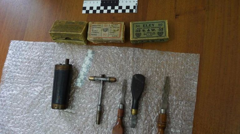 Житель СанктПетербурга пытался ввезти в Россию антиквариат под видом сувениров, через почту он заказал пять посылок из Великобритании Житель СанктПетербурга пытался ввезти в Россию антиквариат под видом сувениров, через почту он заказал пять посылок из Великобритании