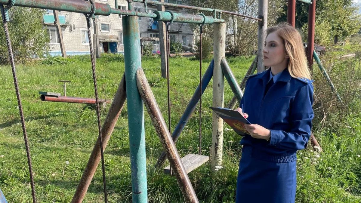 Брянская прокуратура добилась устранения нарушений на 22 игровых площадках