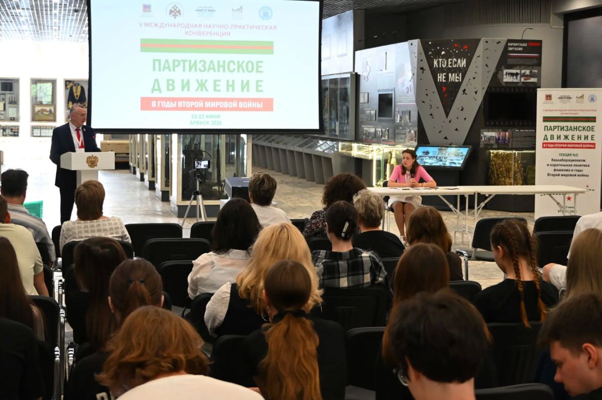 На третьем этаже Брянского государственного краеведческого музея исследователи рассматривают вопросы, раскрывающие трагические события оккупации и геноцида мирных жителей во время Великой Отечественной войны на секции... На третьем этаже Брянского государственного краеведческого музея исследователи рассматривают вопросы, раскрывающие трагические события оккупации и геноцида мирных жителей во время Великой Отечественной войны на секции...