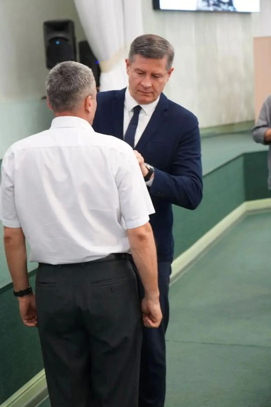 Егор Ковальчук: Дополнительные меры социальной поддержки для молодых учителей, работающих на селе, формирование новых увеличенных окладов педработников за счет «переноса» компенсационной выплаты в оклад, законодательные... Егор Ковальчук: Дополнительные меры социальной поддержки для молодых учителей, работающих на селе, формирование новых увеличенных окладов педработников за счет «переноса» компенсационной выплаты в оклад, законодательные...
