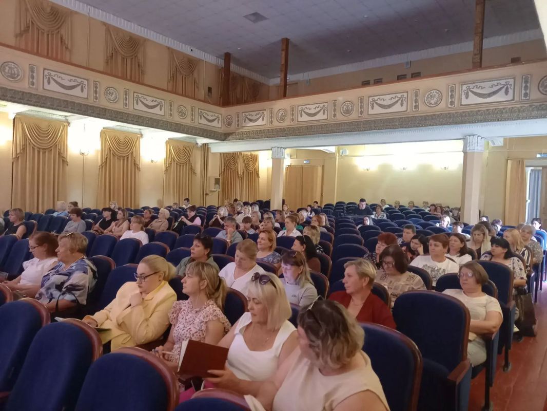 Сегодня педставители администрации района приняли участие в заседании круглого стола по теме: «Повышение социально- трудовых прав и гарантий работников, в том числе работников с семейными обязанностями» Сегодня педставители администрации района приняли участие в заседании круглого стола по теме: «Повышение социально- трудовых прав и гарантий работников, в том числе работников с семейными обязанностями»