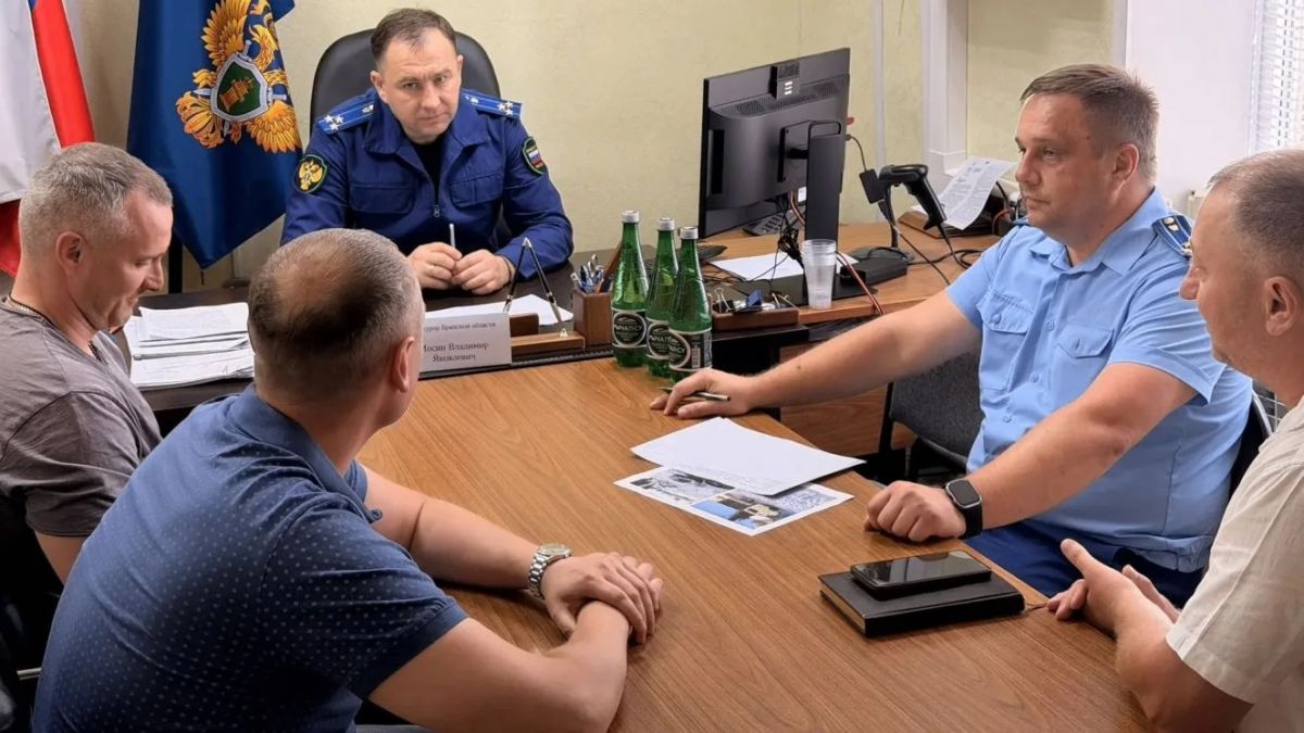 Владимир Мосин провел личный прием жителей Карачевского района