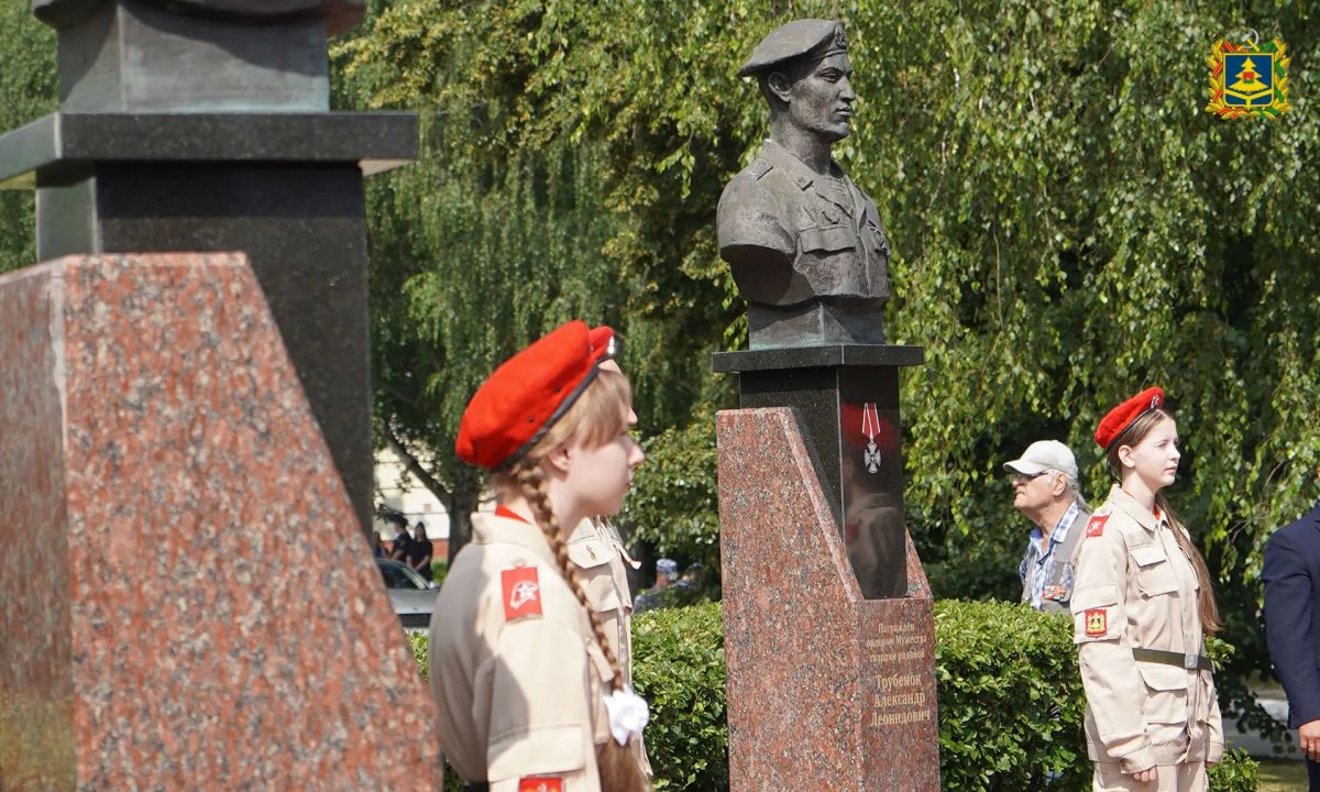 1 июля в Брянске у мемориала «Круговая оборона» состоялось памятное мероприятие, посвященное Дню ветеранов боевых действий 1 июля в Брянске у мемориала «Круговая оборона» состоялось памятное мероприятие, посвященное Дню ветеранов боевых действий