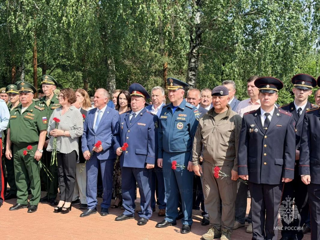 В Брянске у монумента «Круговая оборона» прошла памятная церемония, посвящённая Дню ветеранов боевых действий В Брянске у монумента «Круговая оборона» прошла памятная церемония, посвящённая Дню ветеранов боевых действий
