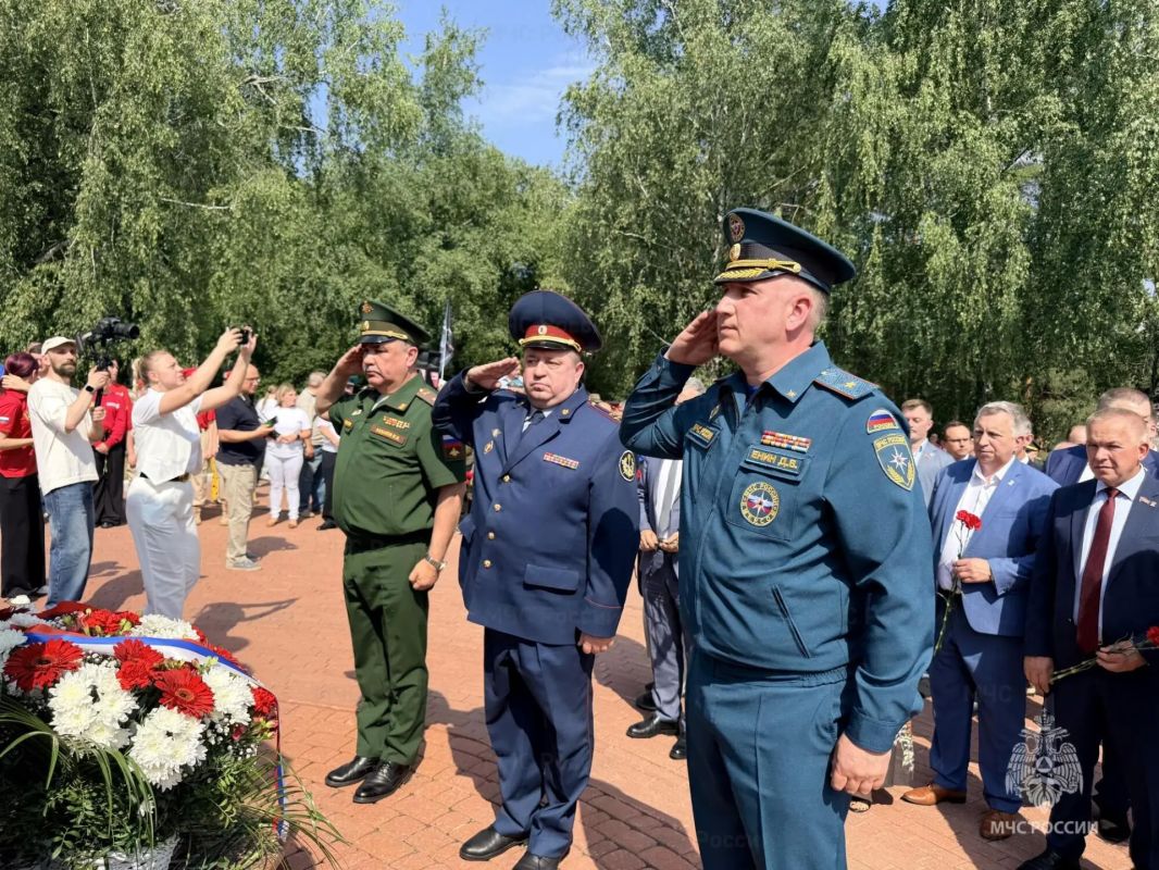 В Брянске у монумента «Круговая оборона» прошла памятная церемония, посвящённая Дню ветеранов боевых действий В Брянске у монумента «Круговая оборона» прошла памятная церемония, посвящённая Дню ветеранов боевых действий