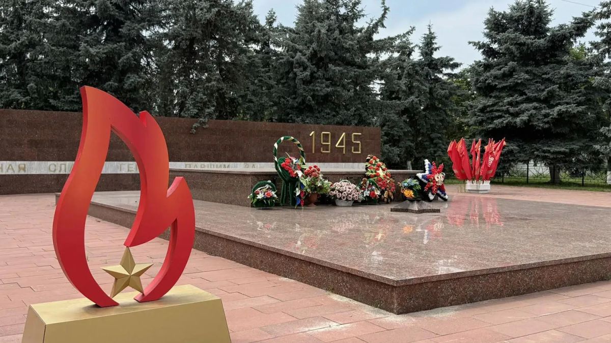Володарский район украсил площади и улицы к празднику Володарский район украсил площади и улицы к празднику