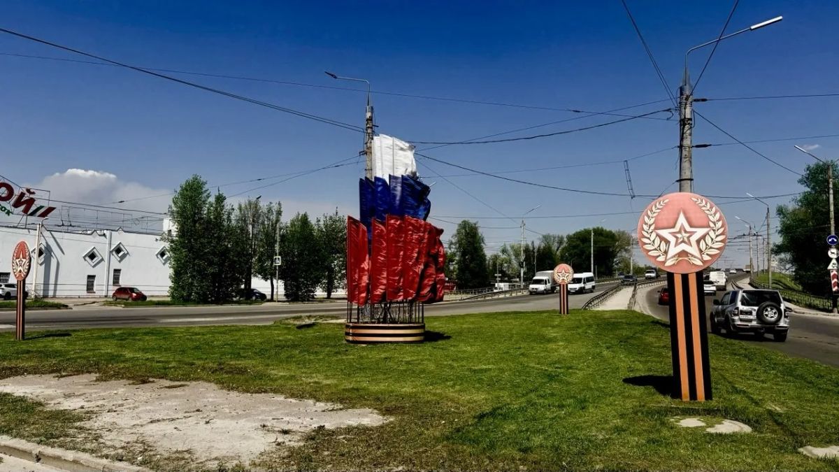 Бежицкий район украшен ко Дню образования области Бежицкий район украшен ко Дню образования области
