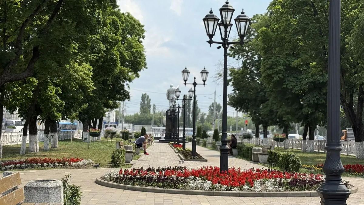 Володарский район украсил площади и улицы к празднику Володарский район украсил площади и улицы к празднику