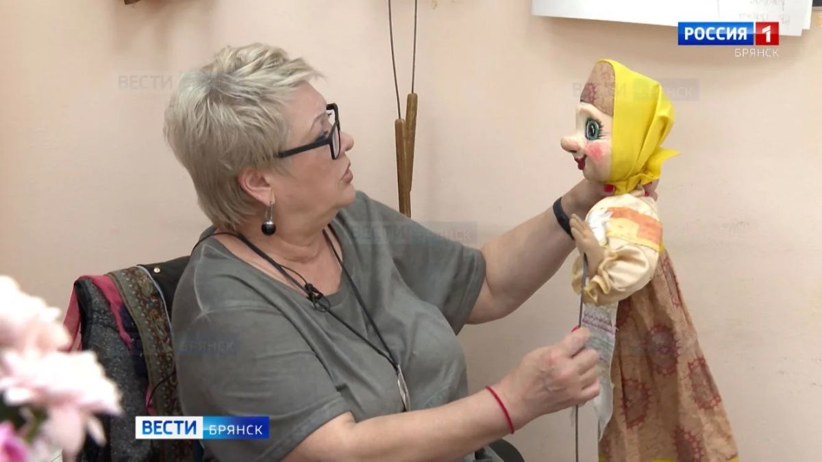 Художник-бутафор Любовь Моталова трудится в Брянском кукольном театре уже 50 лет