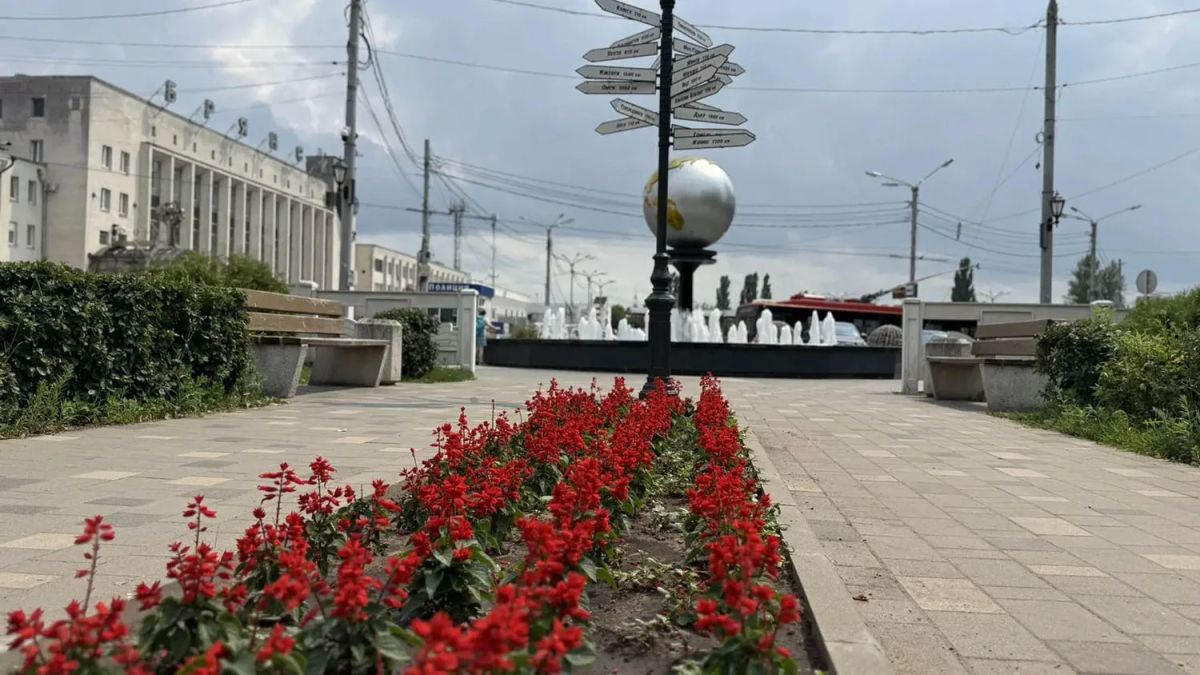 Володарский район украсил площади и улицы к празднику Володарский район украсил площади и улицы к празднику